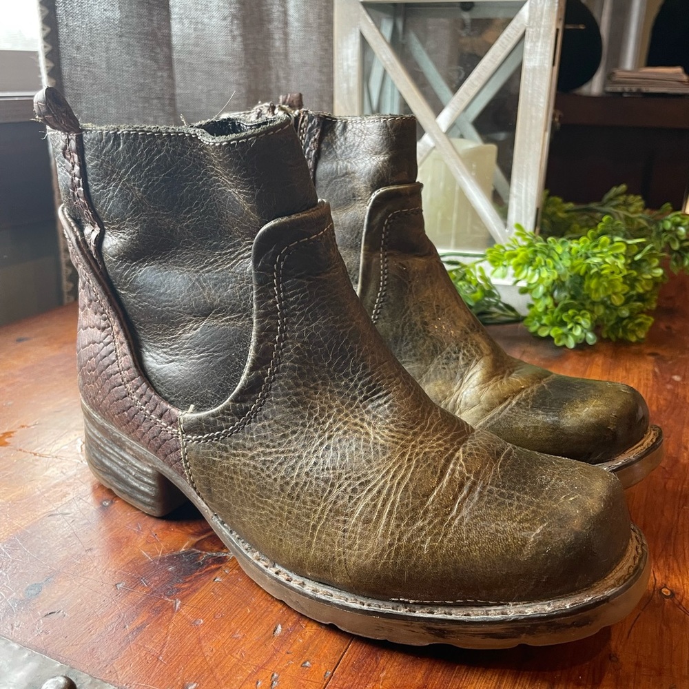 Bedlstu Alligator Skin Leather Booties.